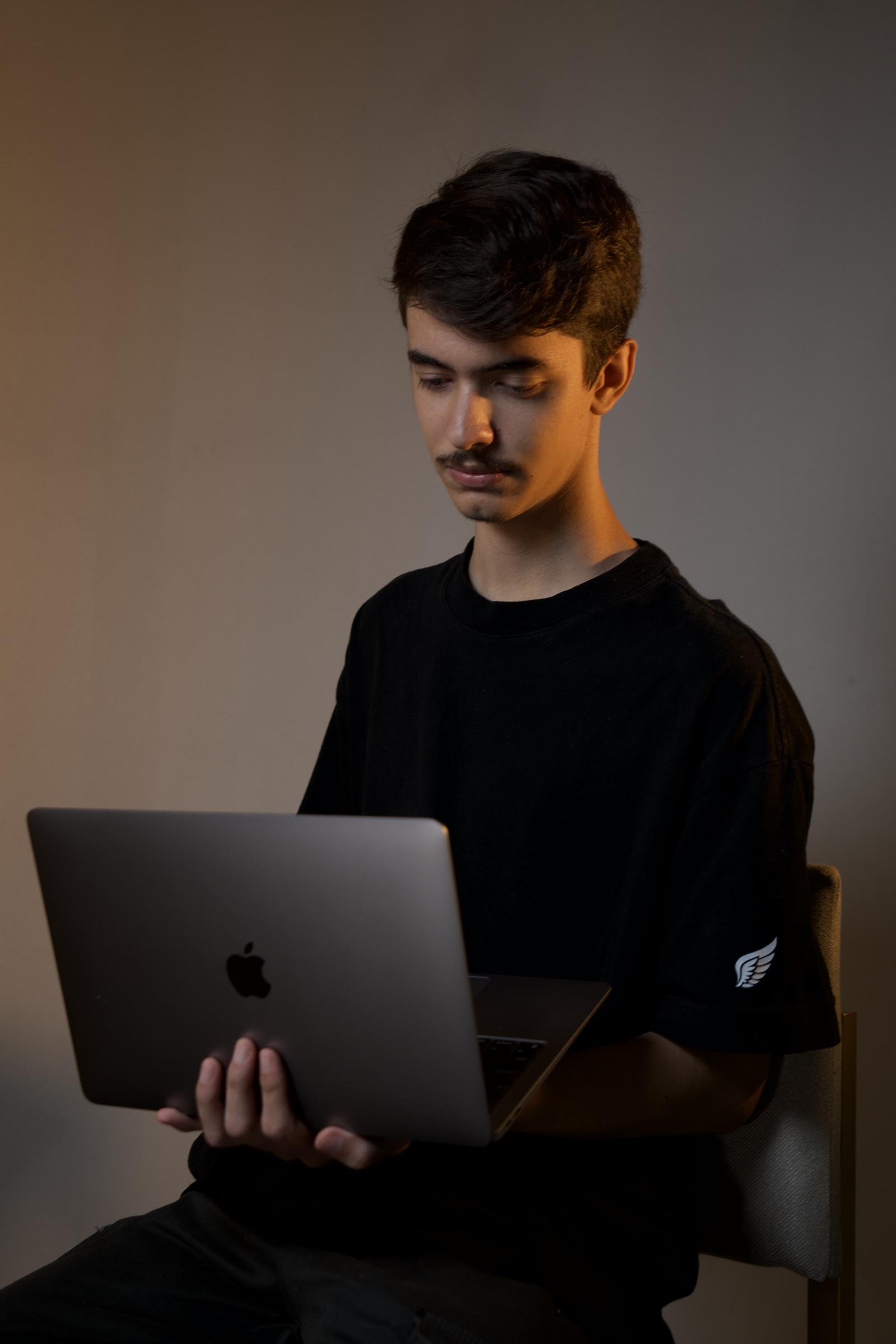 Kauã Ravy editing on a laptop